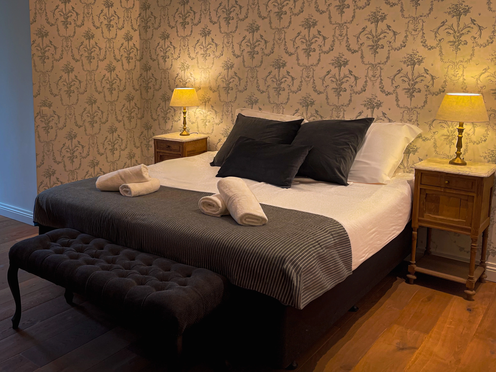 Chambre confortable et élégante au Château de Lihérin, avec salle de bain privative et vue sur la nature dans les Ardennes