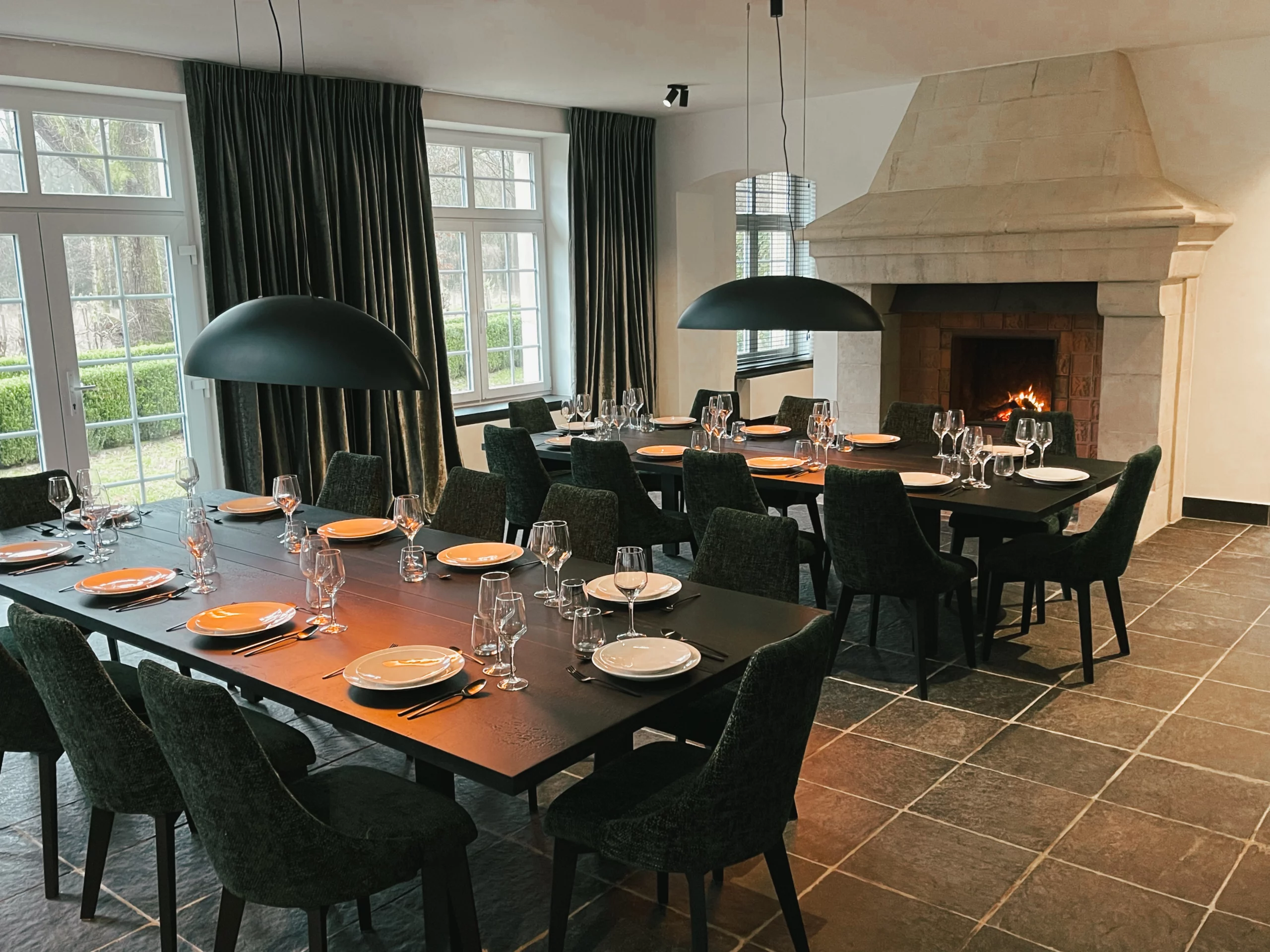 Salle à manger élégante du Château de La Rochette, ambiance chaleureuse pour un séjour authentique dans les Ardennes